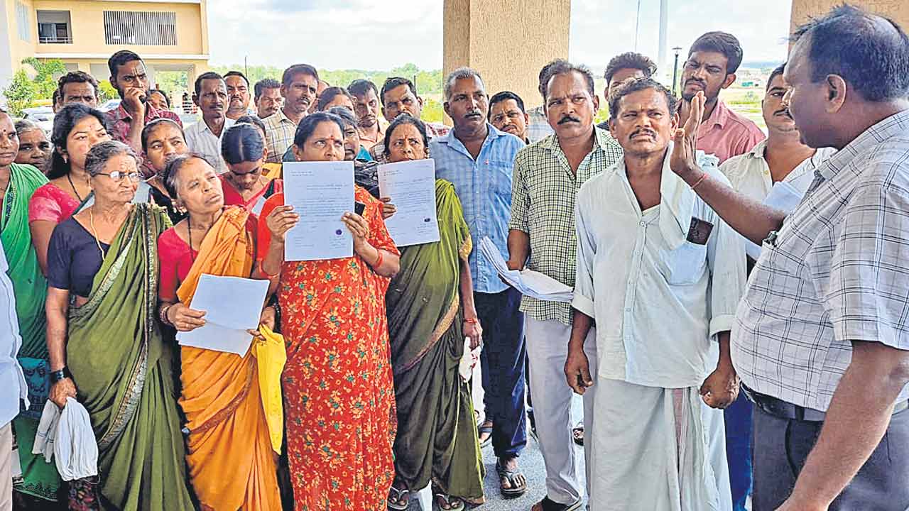 ‘గృహజ్యోతి’ కోసం ఆందోళన