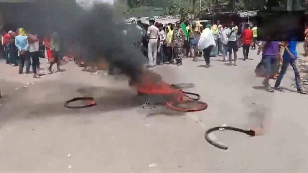 Murder | ఆవుపాలు పిండుతున్న వ్యక్తిని కాల్చిచంపిన దుండగులు.. స్థానికుల ఆందోళన.. పరిస్థితి ఉద్రిక్తం..Video