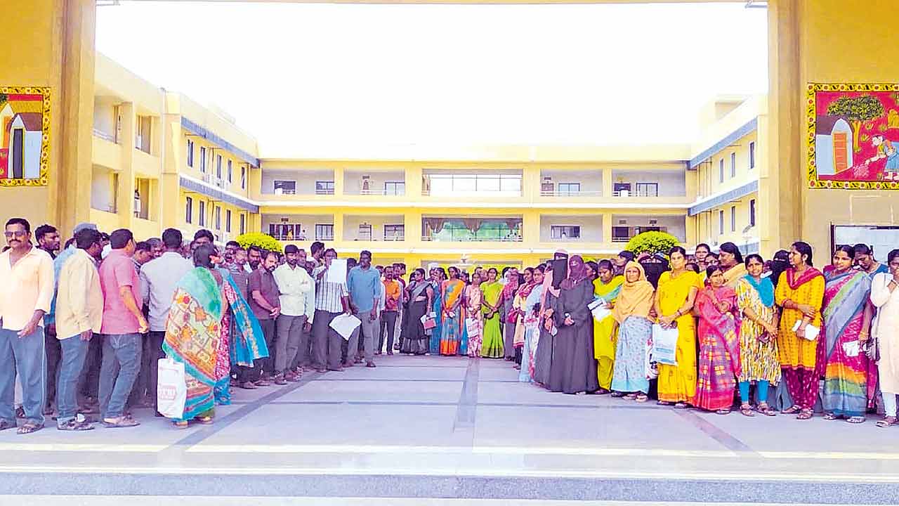 డబుల్‌ బెడ్‌రూం ఇండ్లు ఎప్పుడిస్తరు..?