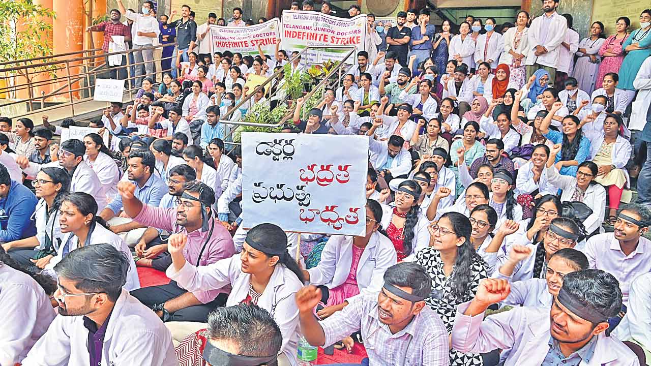 Junior Doctors | జూనియర్‌ డాక్టర్ల సమ్మెబాట.. వైద్యారోగ్య శాఖ మంత్రితో ఫలించని చర్చలు