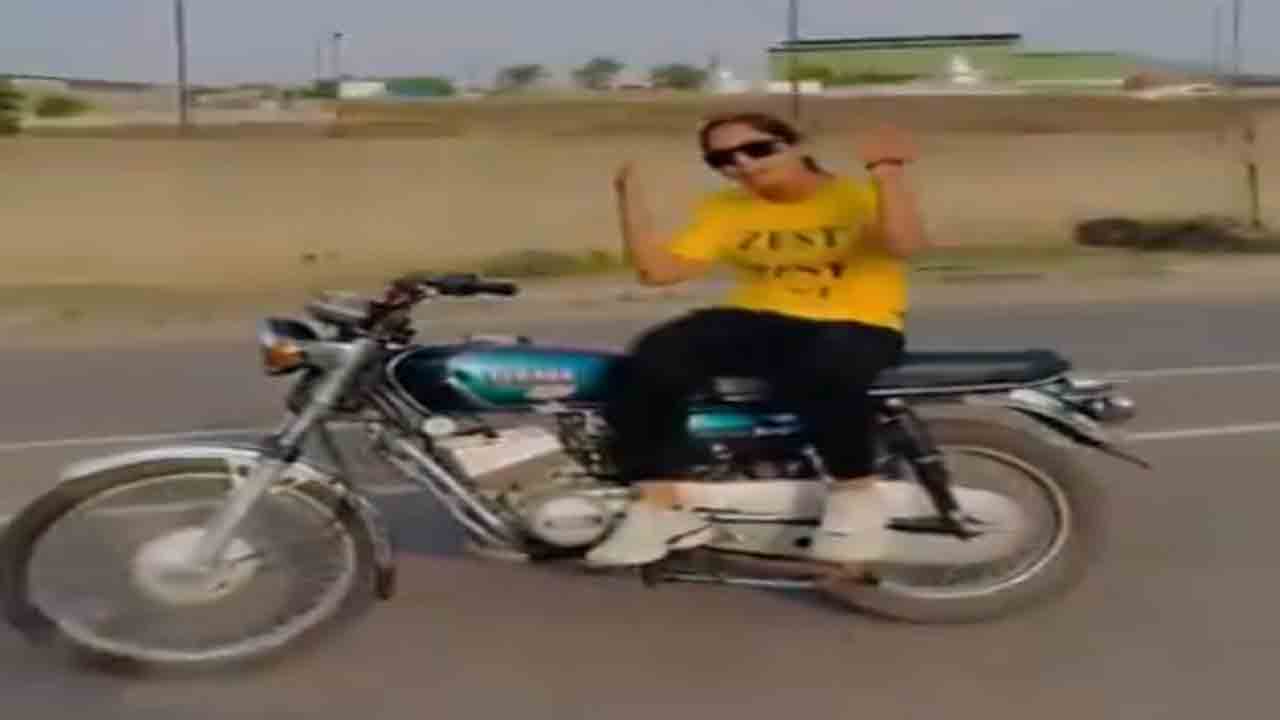 Watch: హ్యాండిల్స్‌ వదిలేసి ప్రమాదకరంగా యువతి బైక్‌ స్టంట్‌.. వీడియో వైరల్‌