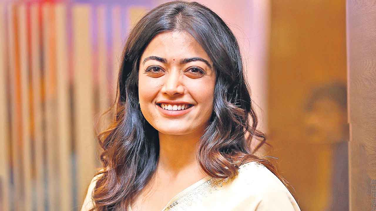 Rashmika Mandanna |  బాలీవుడ్‌లో చర్చనీయాంశంగా రష్మిక ఫొటో షూట్‌