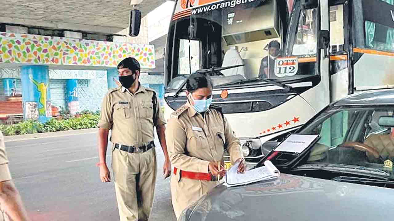 RTA | రోడ్లపైకి యథేచ్ఛగా ట్యాక్స్‌ చెల్లించని వాహనాలు.. పన్ను ఎగవేతదారులపై ఆర్టీఏ కొరడా