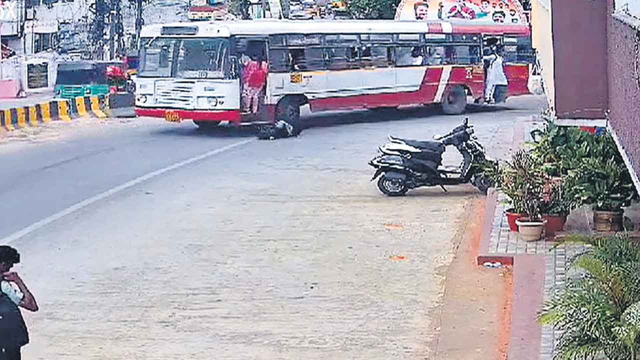 బాలికను చిదిమేసిన ఆర్టీసీ బస్సు