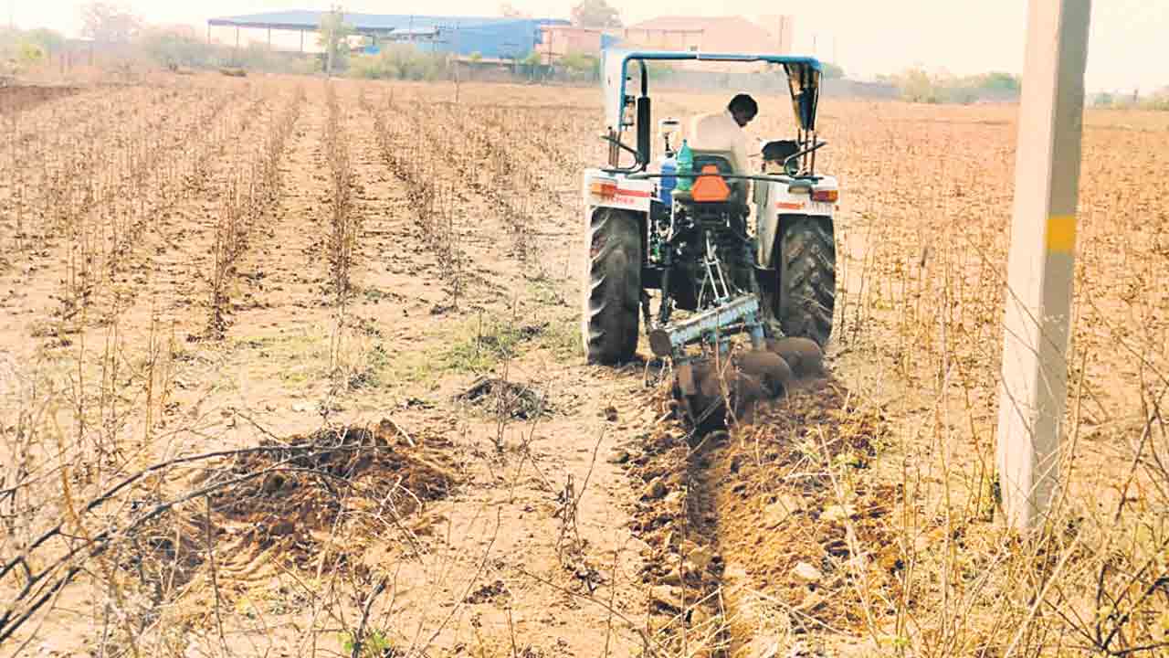 సాగుకు సమాయత్తమవుతున్న అన్నదాతలు