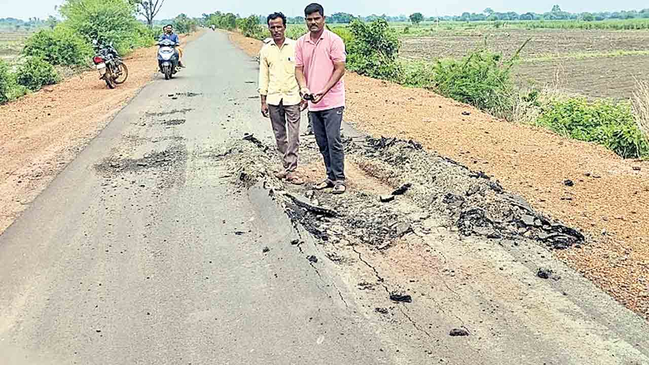 నాసిరకం పనులతో రోడ్లు ధ్వంసం