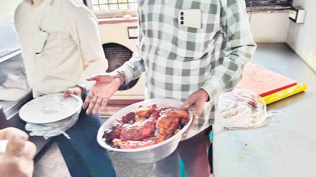 బయట సూపర్ లోపల బేకార్