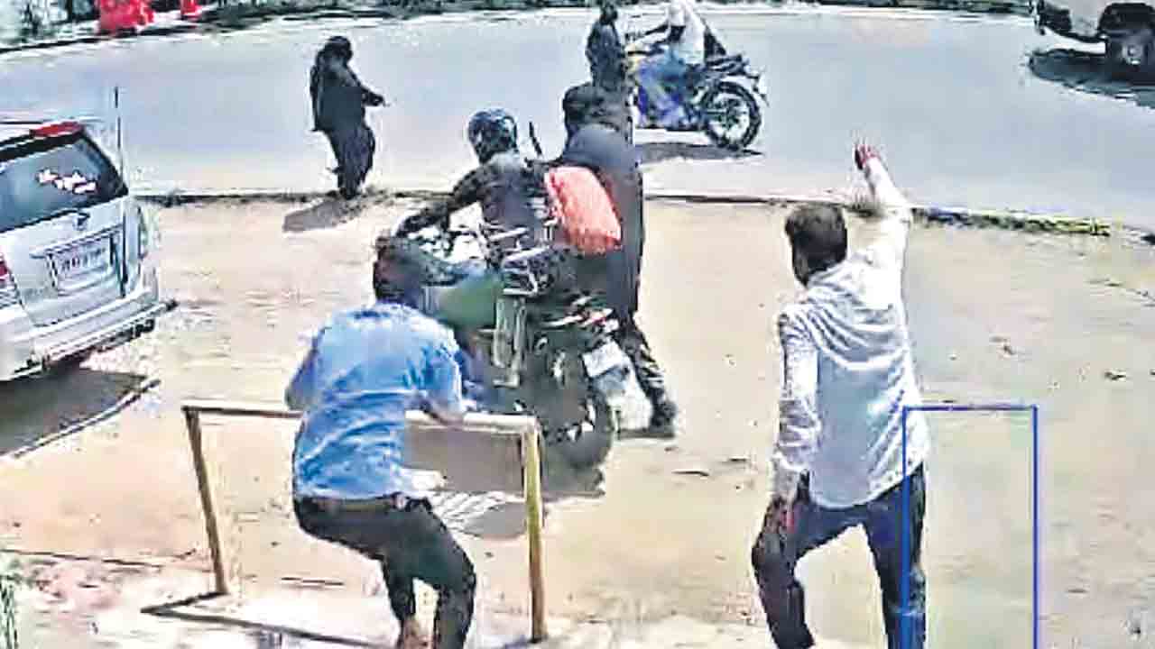 పిలిచి..కత్తులతో పొడిచి