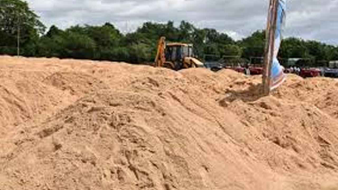 నగరం నలువైపులా ఇసుక స్టాక్‌యార్డ్‌లు