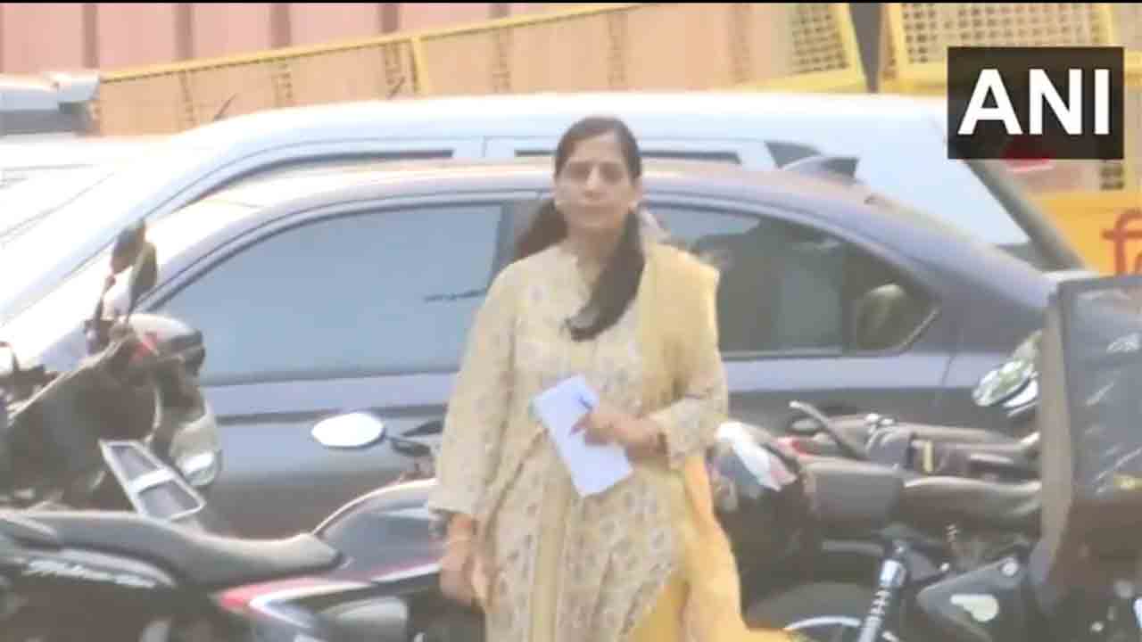 Sunita Kejriwal | సీబీఐ ప్రధాన కార్యాలయంలో కేజ్రీవాల్‌ను కలిసిన సునీతా కేజ్రీవాల్‌