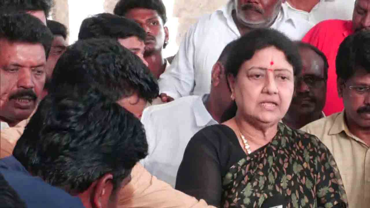 VK Sasikala | కల్తీ మద్యం మరణాలకు రాష్ట్ర ప్రభుత్వమే బాధ్యత వహించాలి : శశికళ