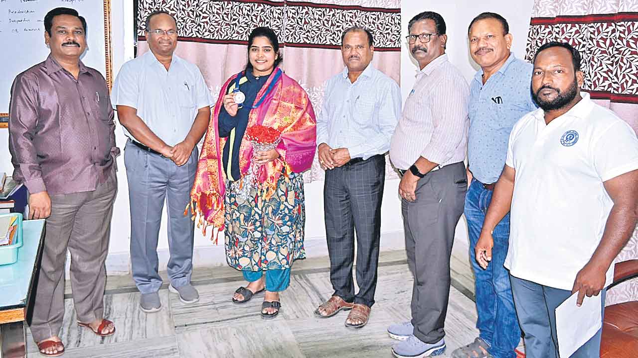 పవర్‌లిఫ్టింగ్‌లో కార్మికురాలి ప్రతిభ