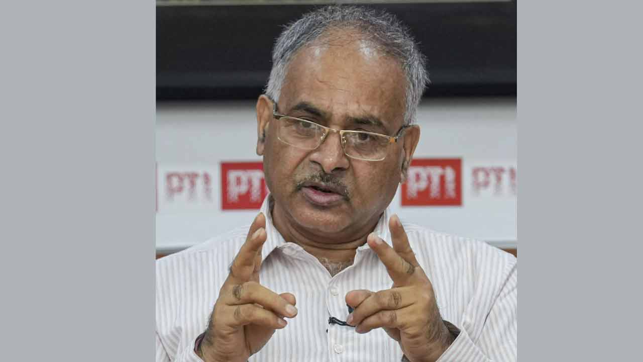 ఇంగ్లిష్‌ మీడియం స్కూళ్లపై మోజు ఆత్మహత్యా సదృశమే