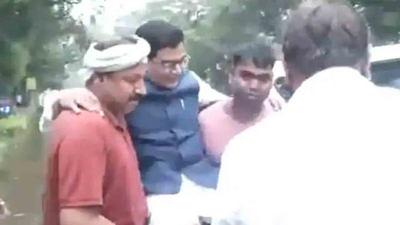 Watch: వర్షం నీటితో నిండిన రోడ్డు.. ఎస్పీ ఎంపీని చేతుల్లో  మోసి కారులోకి చేర్చిన సిబ్బంది