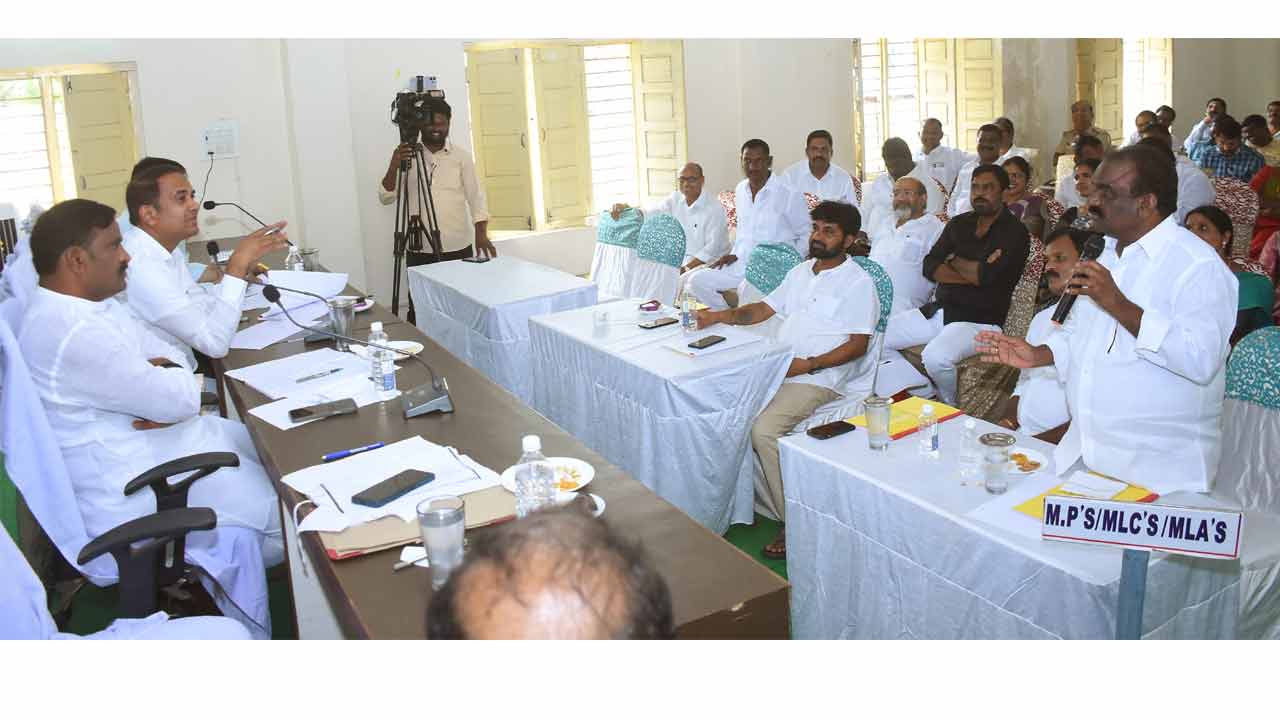 తుంగతుర్తి ఎమ్మెల్యే సామేల్‌ కుర్చీ లొల్లి