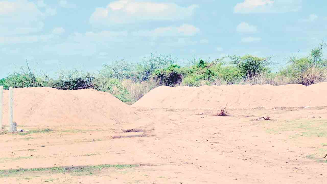 అక్రమంగా ఇసుక డంప్‌లు