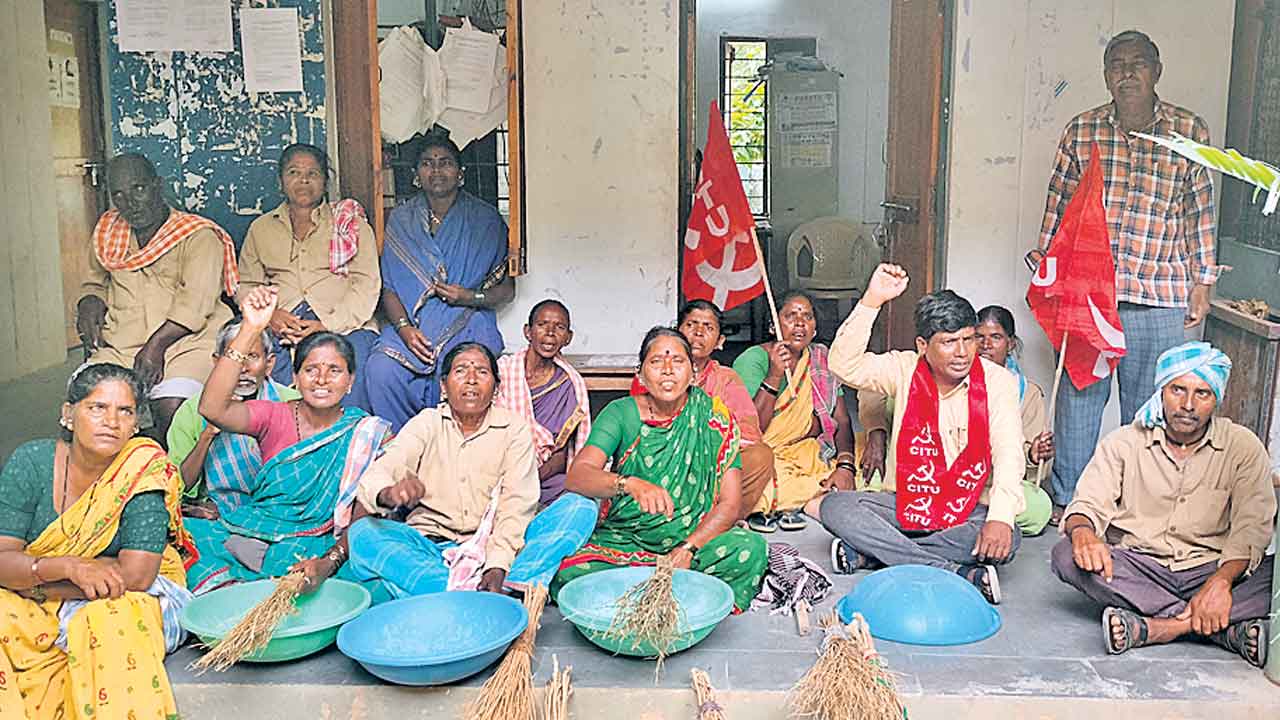పెండింగ్‌ వేతనాల కోసం పారిశుద్ధ్య కార్మికుల ధర్నా