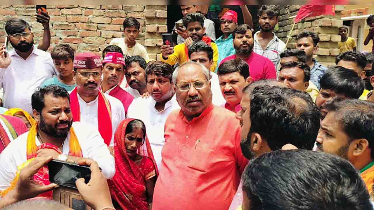 Minister Forced To Exit | ఉద్రిక్తతకు దారితీసిన  మంత్రి ప్రసంగం.. గ్రామం నుంచి నిష్క్రమణ