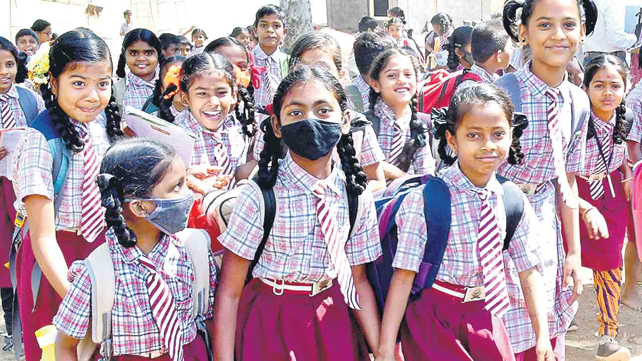 బడి పిల్లలకు యూనిఫామ్స్ అందేనా.. ?