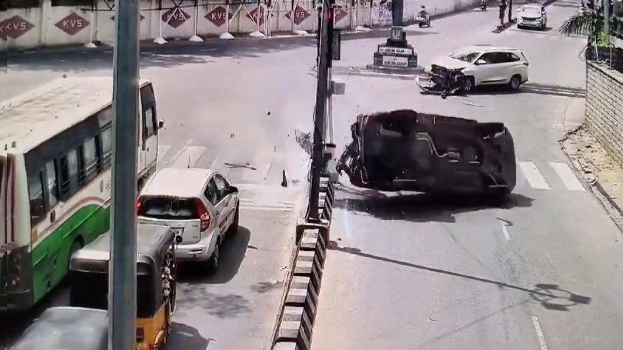 Road Accident | సిగ్నల్‌ పడుతుందన్న తొందరలో వేగంగా దూసుకొచ్చి మరో కారును ఢీకొట్టి.. వీడియో