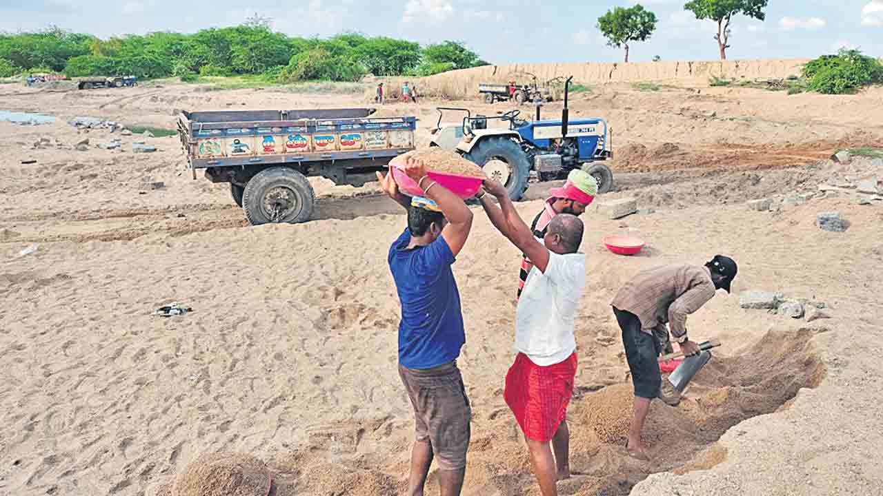 ఇసుక అక్రమ దందా..