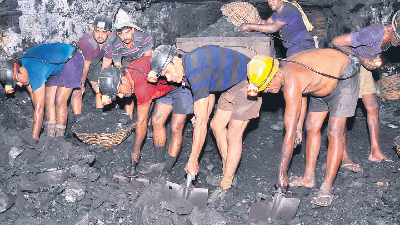 Singareni OC Mines | సింగరేణి ఓసీ గనుల్లో భారీగా చేరిన నీరు