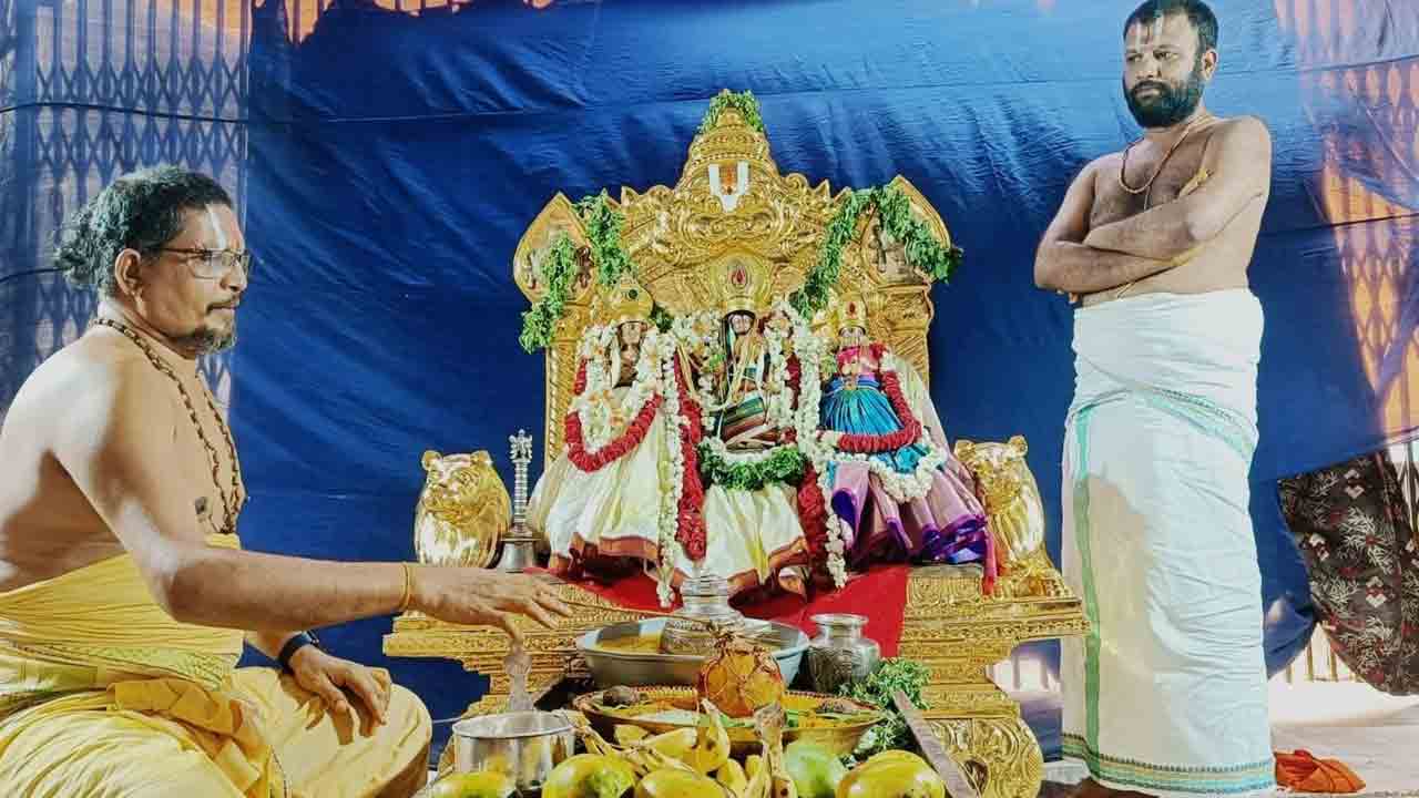 రామయ్యకు స్వర్ణ తులసి పూజలు