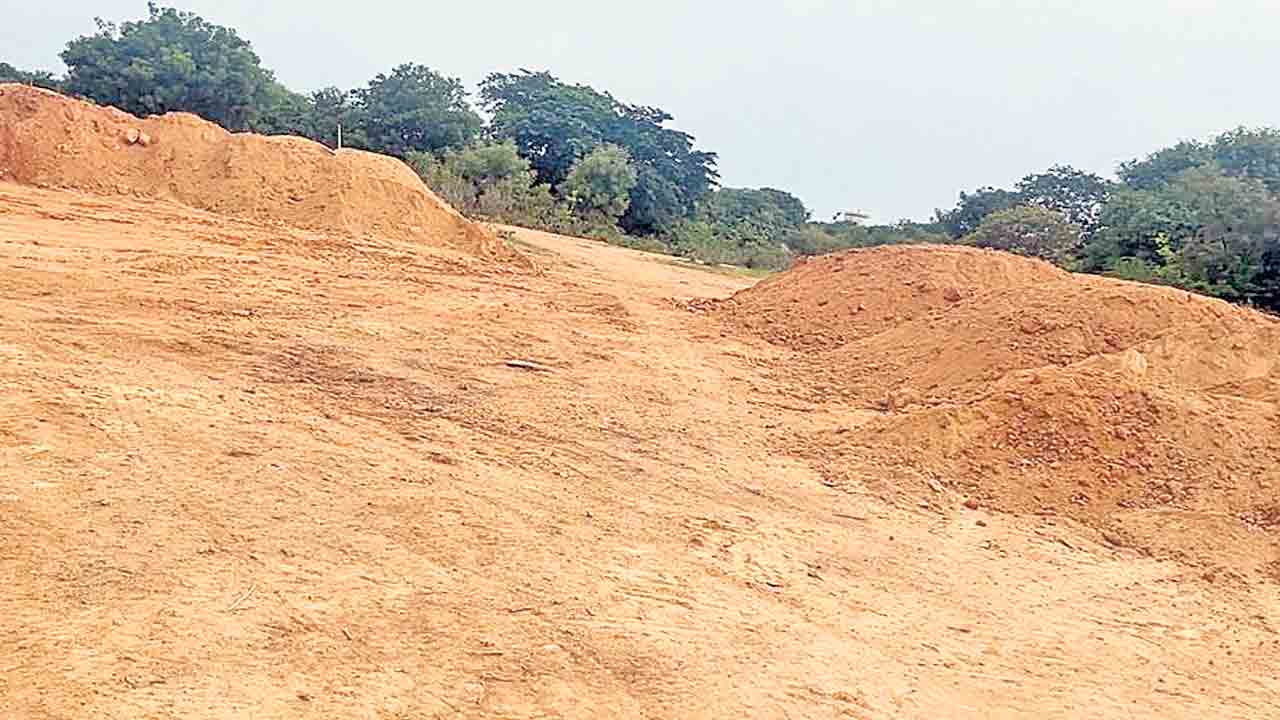ఇష్టారాజ్యంగా మట్టి తవ్వకాలు