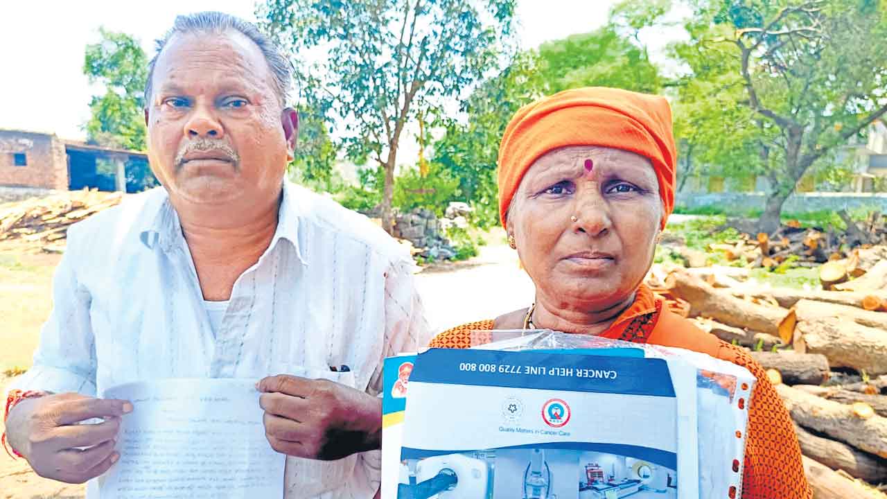 తల్లికి క్యాన్సర్‌.. పట్టించుకోని కొడుకులు