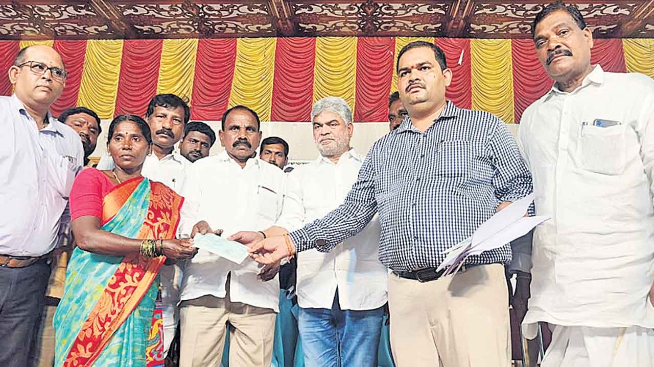 ప్రొటోకాల్‌పై రచ్చ