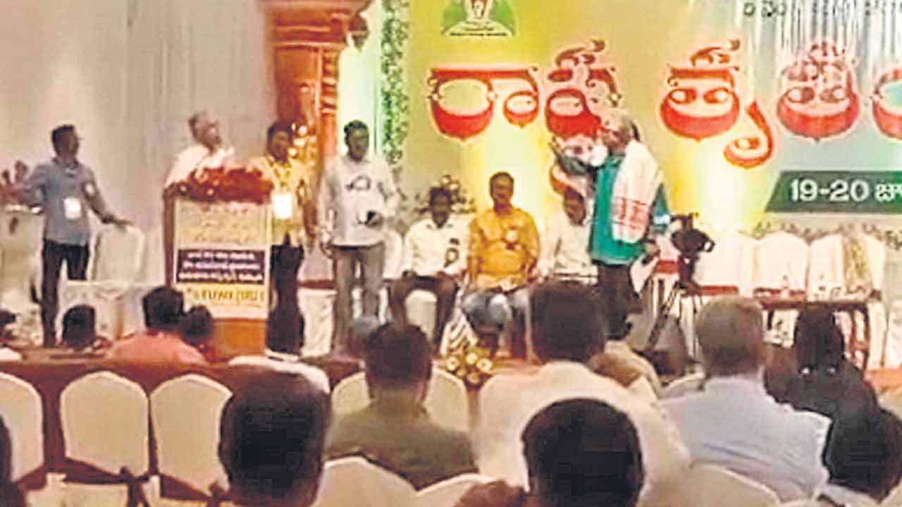 ఐజేయూ నేతల వాగ్వాదం