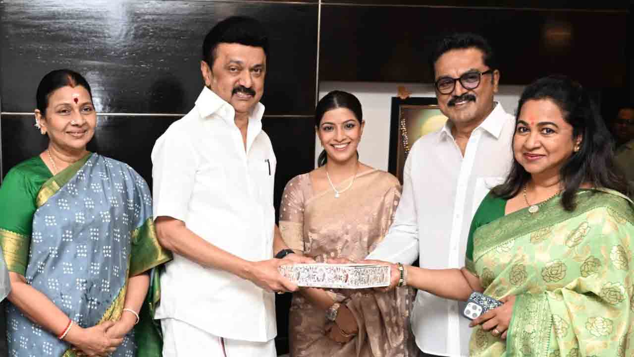 Varalaxmi Sarathkumar | తన పెళ్లికి తమిళనాడు సీఎం స్టాలిన్‌ను ఆహ్వానించిన వరలక్ష్మి శరత్‌ కుమార్‌