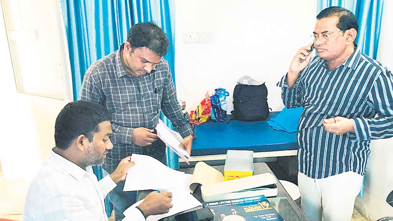 నకిలీ వైద్యుల కొరడా