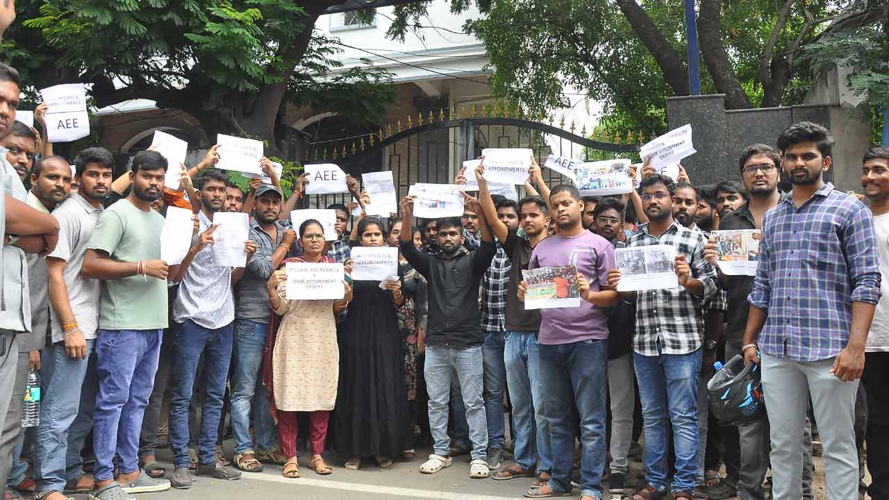 ఏఈఈ ఫలితాల కోసం అభ్యర్థుల ధర్నా