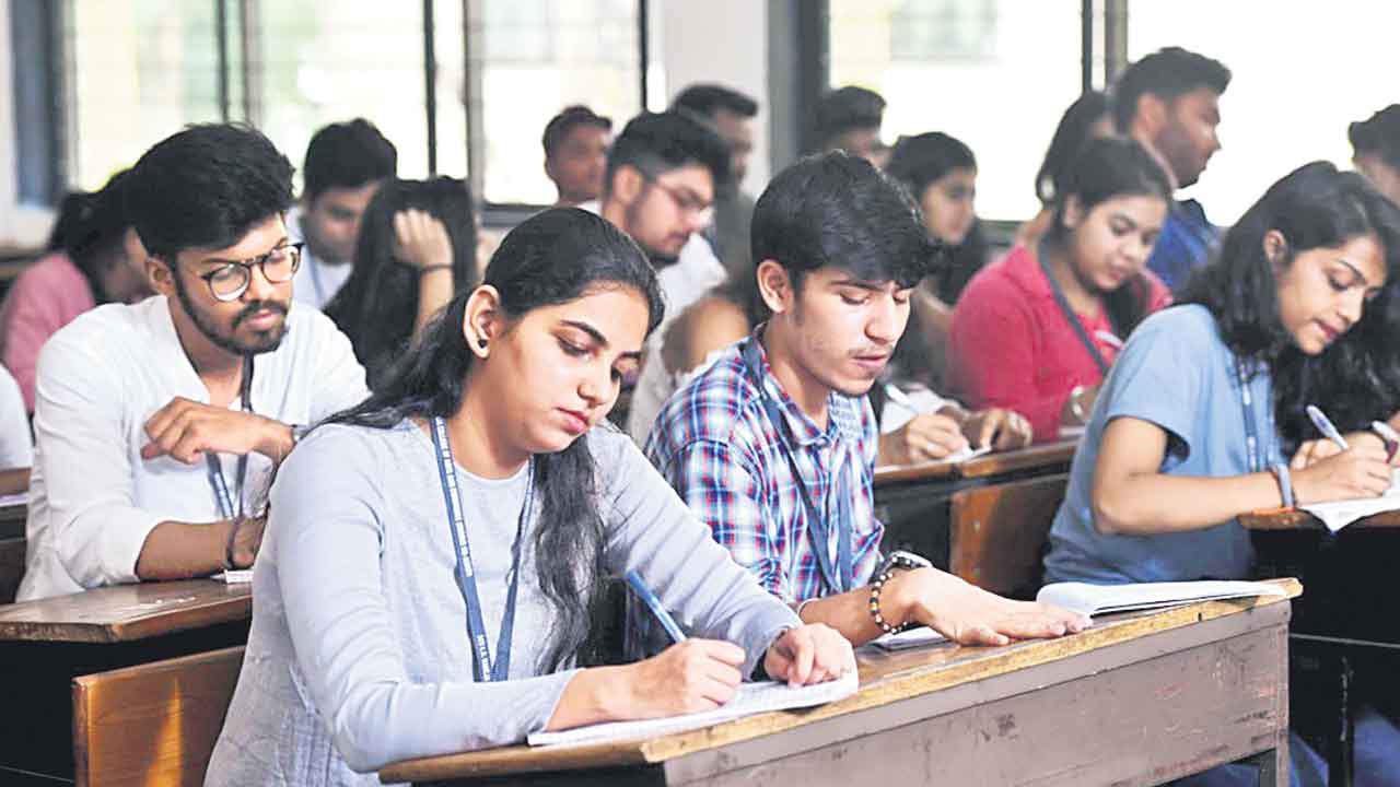 హిందీలో ఆంధ్ర మహాభాగవతాన్ని సమీక్షించిన వారు?