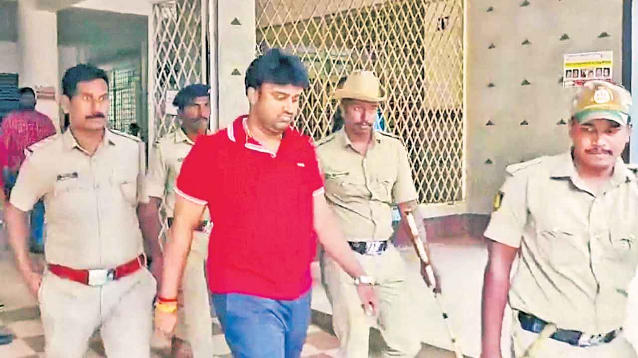 పురుష కార్యకర్తపై సూరజ్‌ లైంగిక దాడి!