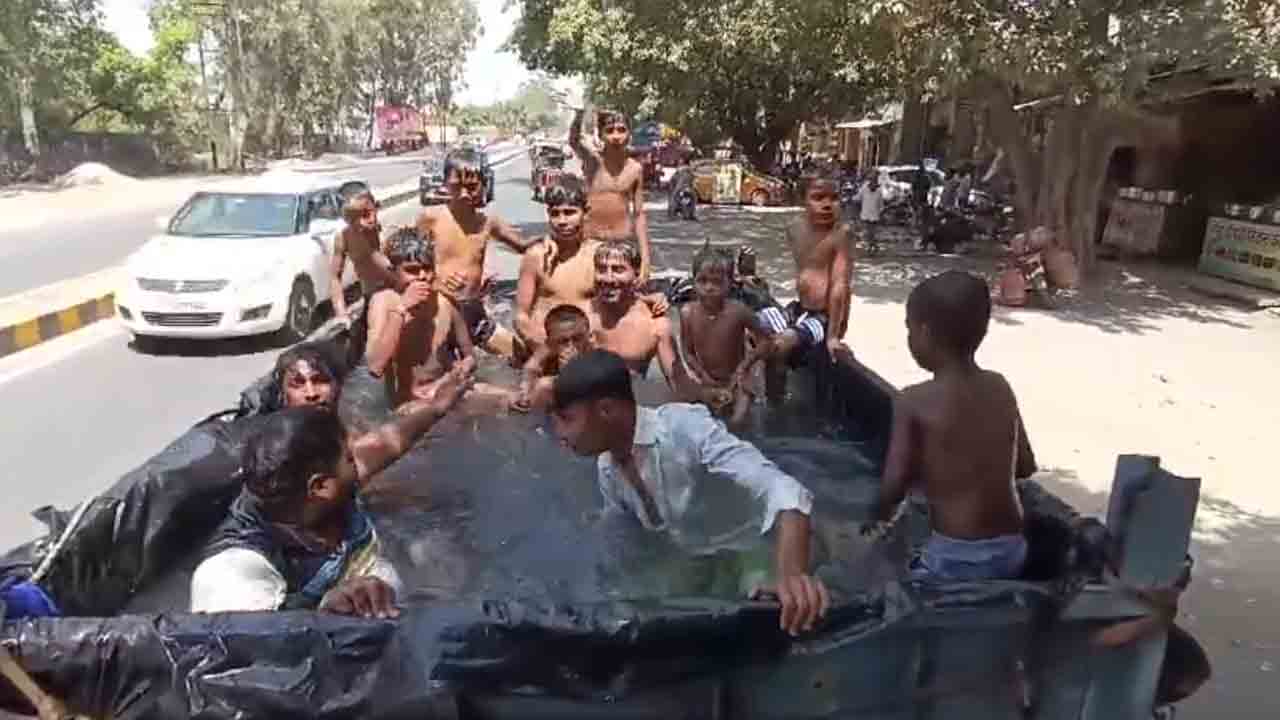 Swimming Pool | ట్రాక్టర్‌ ట్రాలీని స్విమ్మింగ్‌ పూల్‌గా మార్చేసిన యూపీ యువత.. VIDEO