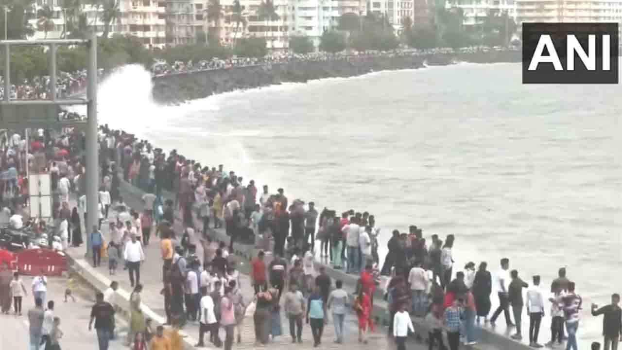 High Tide | ఎగిసిపడుతున్న అలలు : మెరైన్‌ డ్రైవ్‌ బీచ్‌కు పోటెత్తిన టూరిస్ట్‌లు