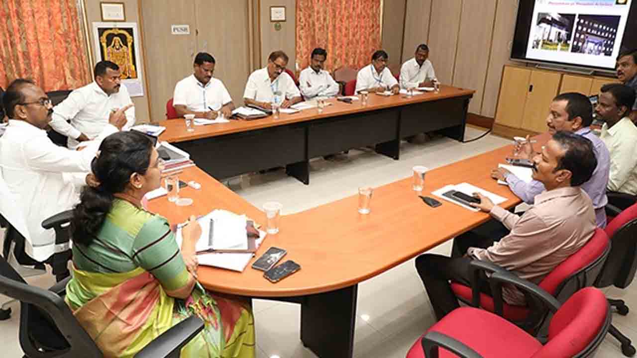 Tirumala | తిరుమలకు వచ్చే యాత్రికులతో స్నేహపూర్వకంగా మెదగాలి : టీటీడీ ఈవో