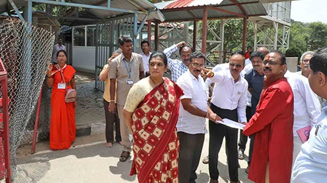 Tirumala | తిరుమలలో పారిశుద్ధ్య లోపంపై సంబంధిత అధికారికి షోకాజ్ నోటీస్‌ జారీ