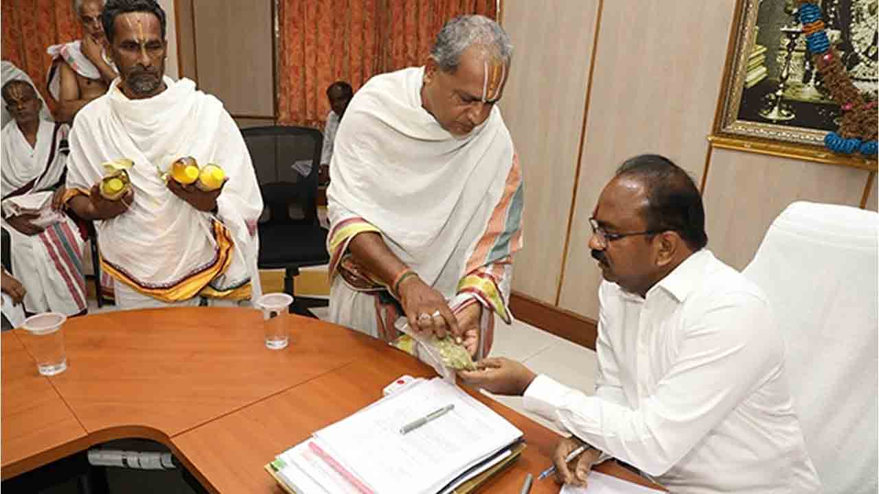 Tirumala | తిరుమల నమూనా లడ్డూ తయారిలో నాణ్యమైన పదార్థాలనే వాడాలి : టీటీడీ ఈవో