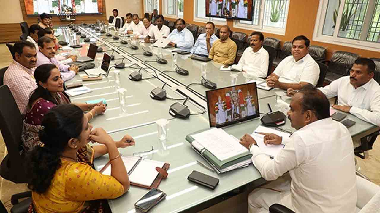 TTD EO | టీటీడీ ఆన్లైన్ అప్లికేషన్లకు ఆధార్ లింక్తో దళారీ వ్యవస్థకు అడ్డుకట్ట : టీటీడీ ఈవో