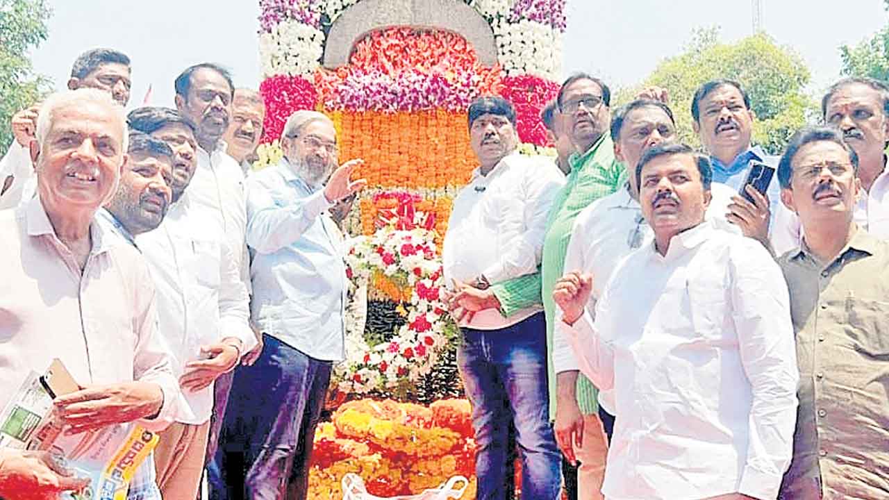 అమరవీరులకు జర్నలిస్టు ఫోరం నివాళి