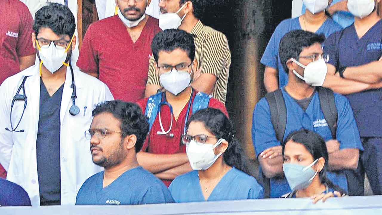 Junior Doctors | హామీలిచ్చి అమలు చేయని ప్రభుత్వం.. నేటి నుంచి జూనియర్‌ డాక్టర్ల నిరవధిక సమ్మె