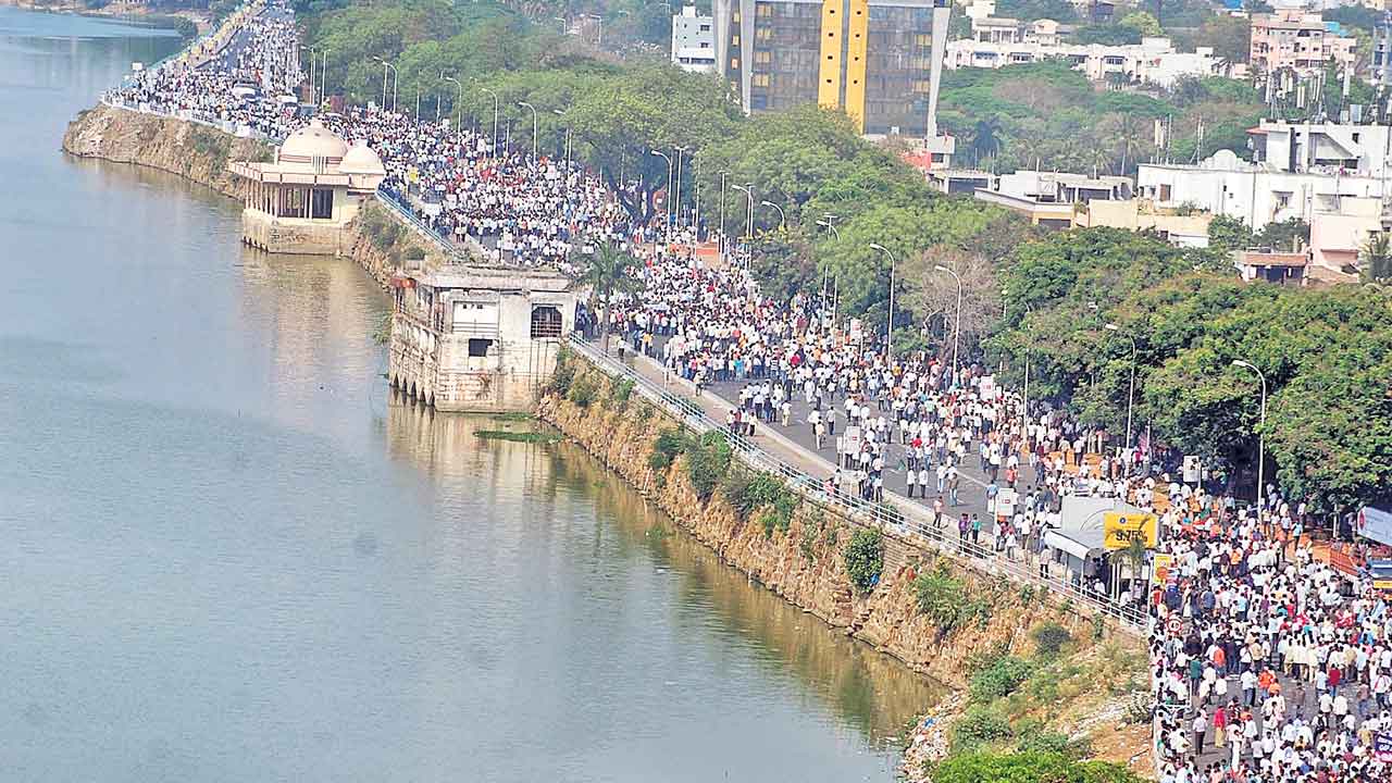 అంధేర్‌ నగరీ.. చౌపట్‌ రాజా!