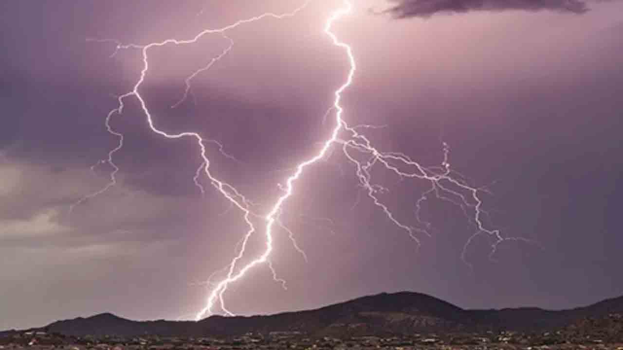 పిడుగు పాటుతో ముగ్గురు మృతి