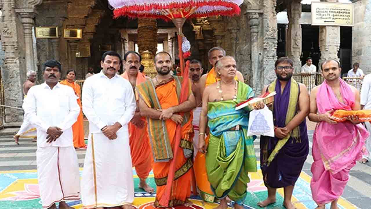 Tirumala | తిరుమలలో కొనసాగుతున్న భక్తుల రద్దీ..స్వామివారిని దర్శించుకున్న ఉడిపి పీఠాధిపతి