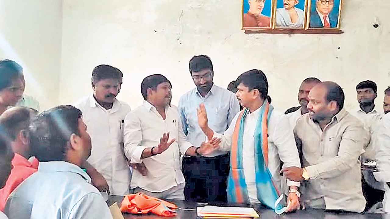 కల్యాణలక్ష్మి చెక్కులిచ్చిన సీఎం సోదరుడు