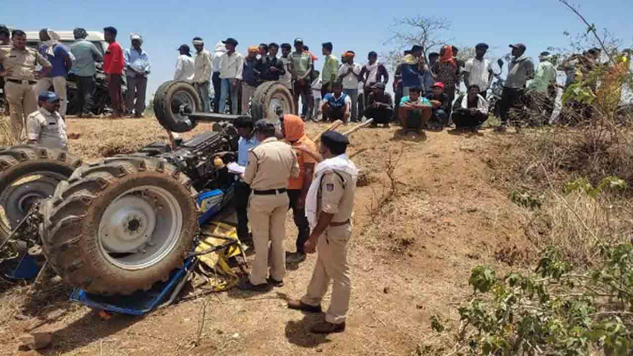 Tractor Overturns | భక్తులతో వెళ్తున్న ట్రాక్టర్‌ ట్రాలీ బోల్తా.. నలుగురు మృతి, 20 మందికి గాయాలు