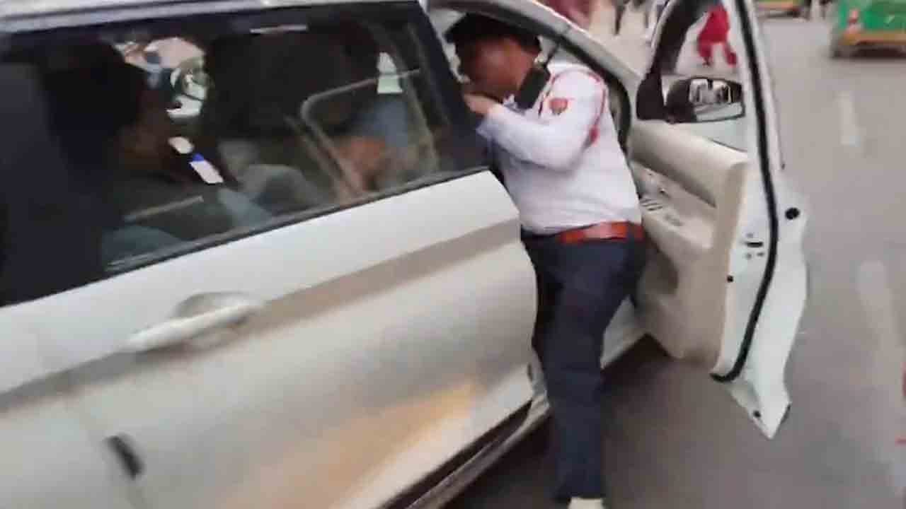 Watch: ట్రాఫిక్‌ పోలీస్‌ను కారుతో ఈడ్చుకెళ్లిన డ్రైవర్‌.. వీడియో వైరల్‌